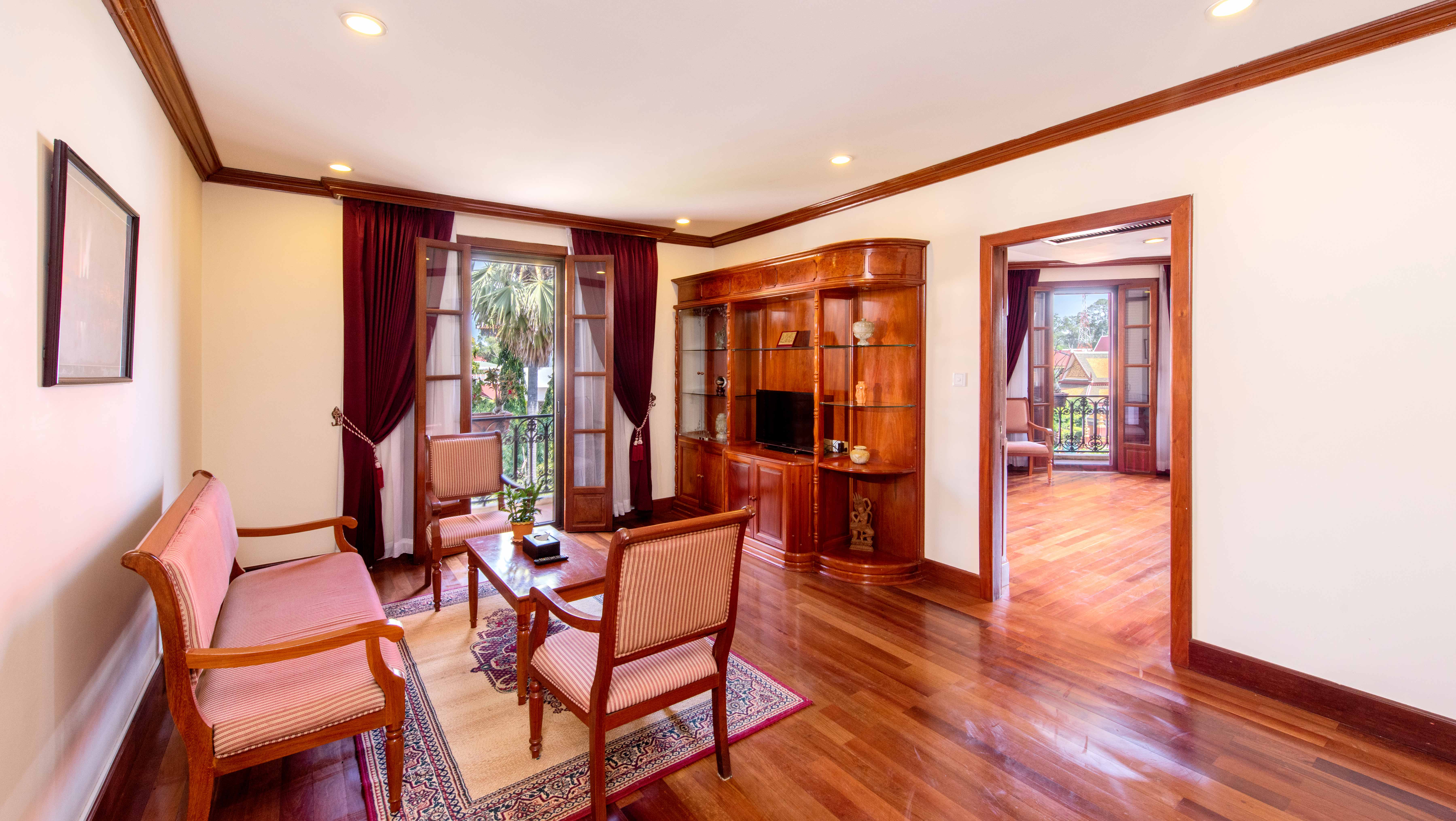 Colonail Suite Living Room